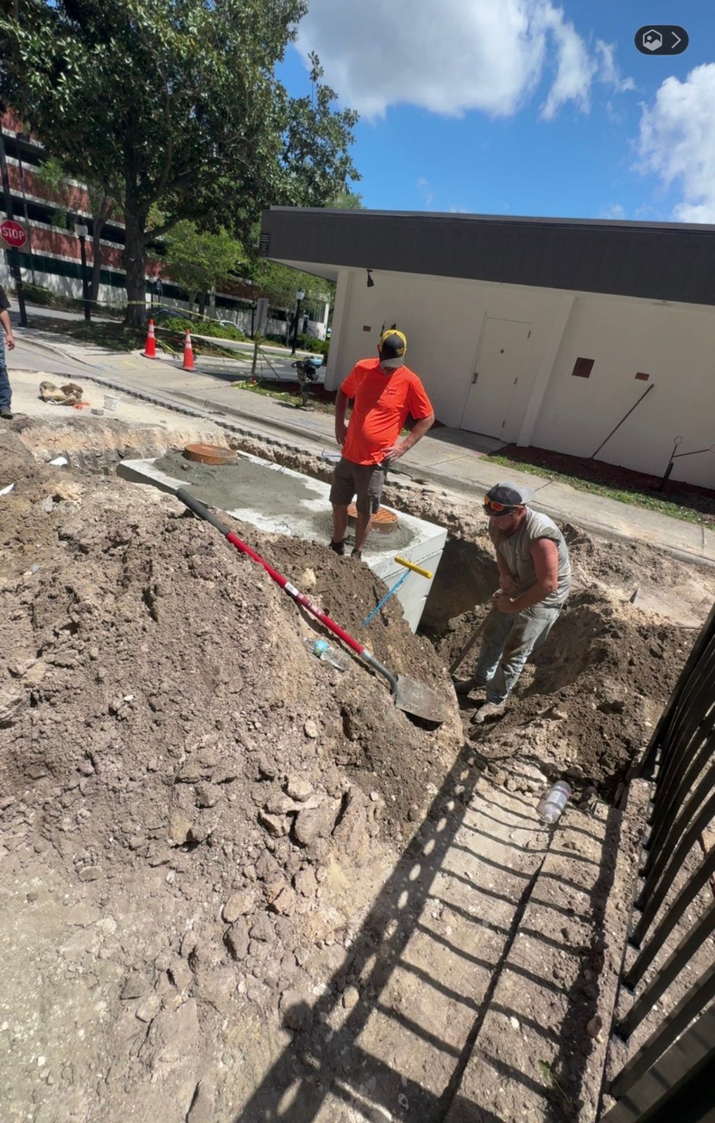 Bonded Septic Tank crew installing a commercial septic line on a downtown Florida street